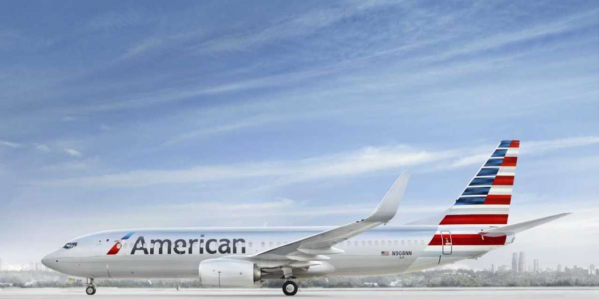 ¿Cuándo debo llegar al aeropuerto para tomar mi vuelo de American Airlines (AA)?